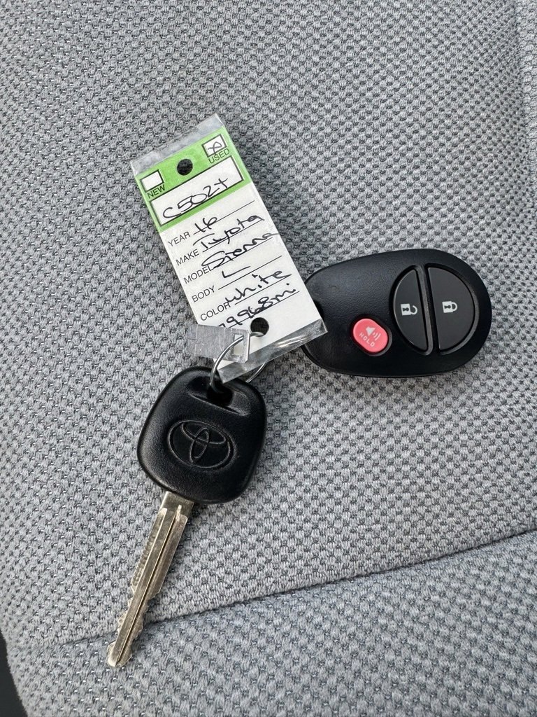 Used 2016 Toyota Sienna L image 36