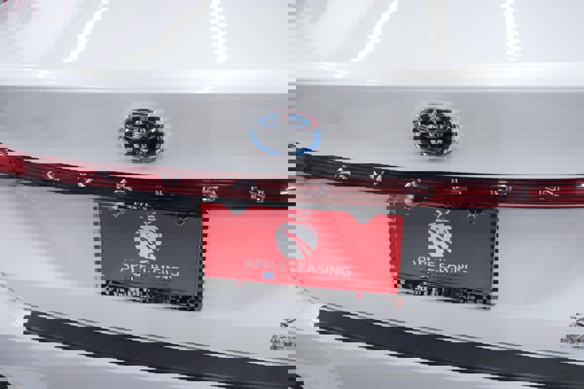 Used 2021 Toyota Avalon XLE w/ Moonroof Package image 32