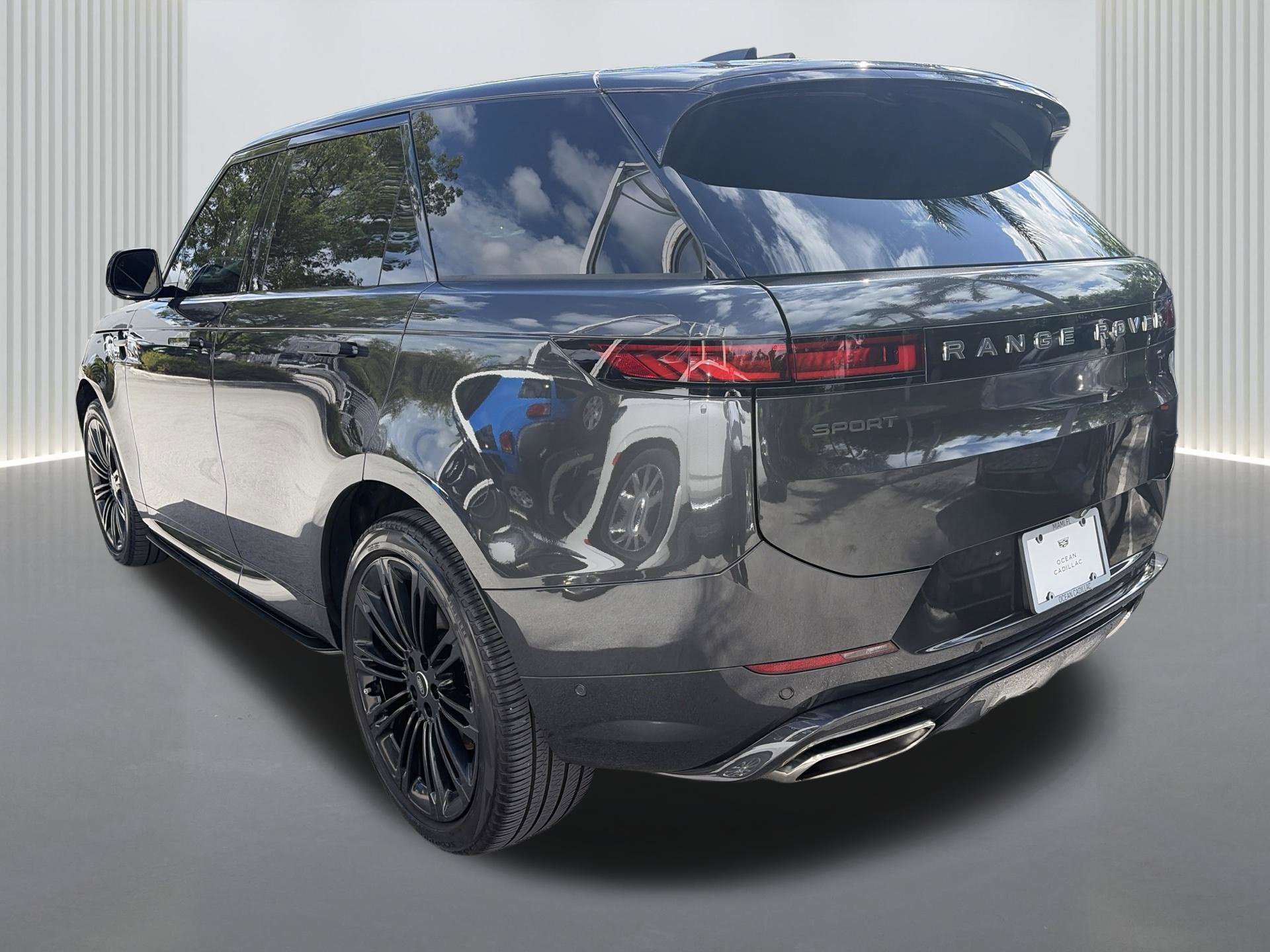 Used 2024 Land Rover Range Rover Sport Dynamic SE AWD/4WD image 3