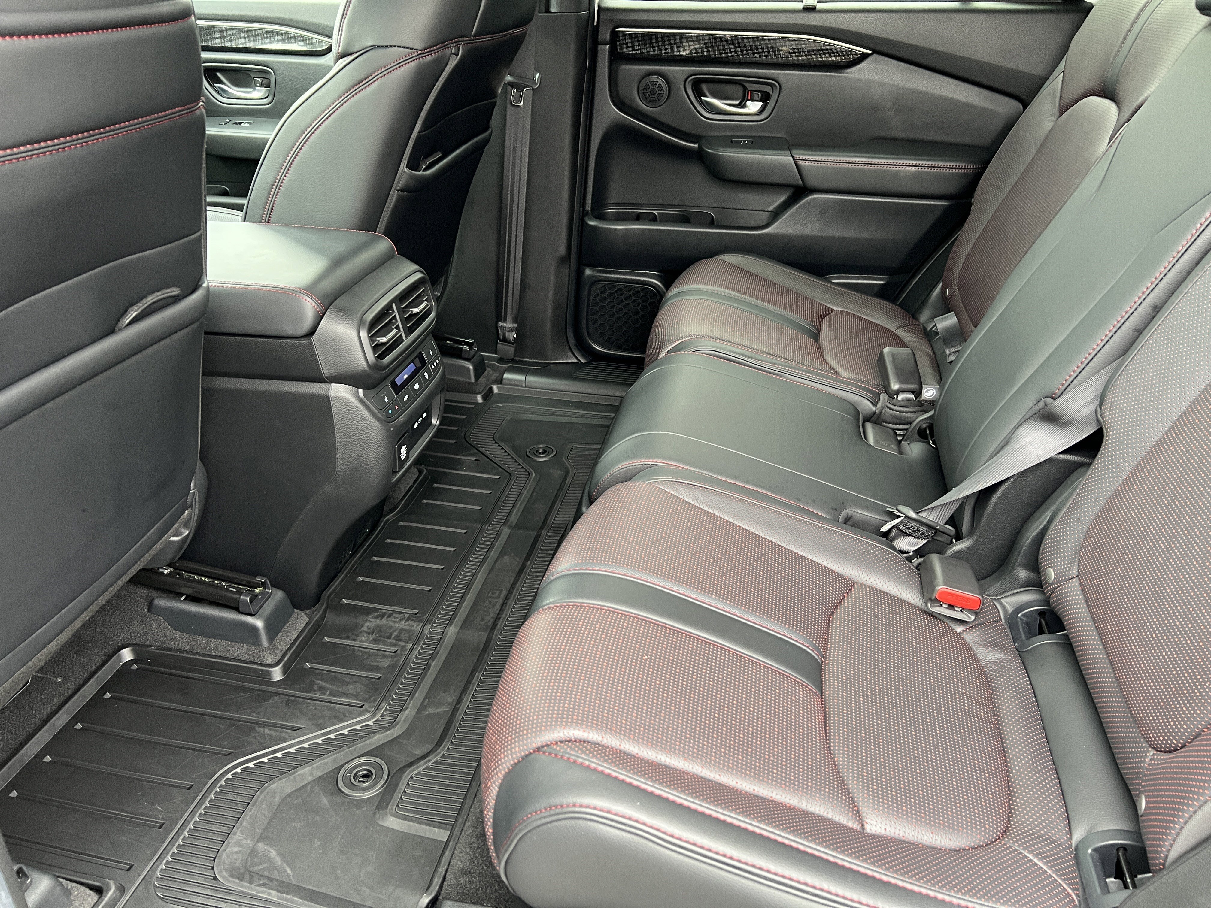 Used 2025 Honda Pilot Black Edition image 16