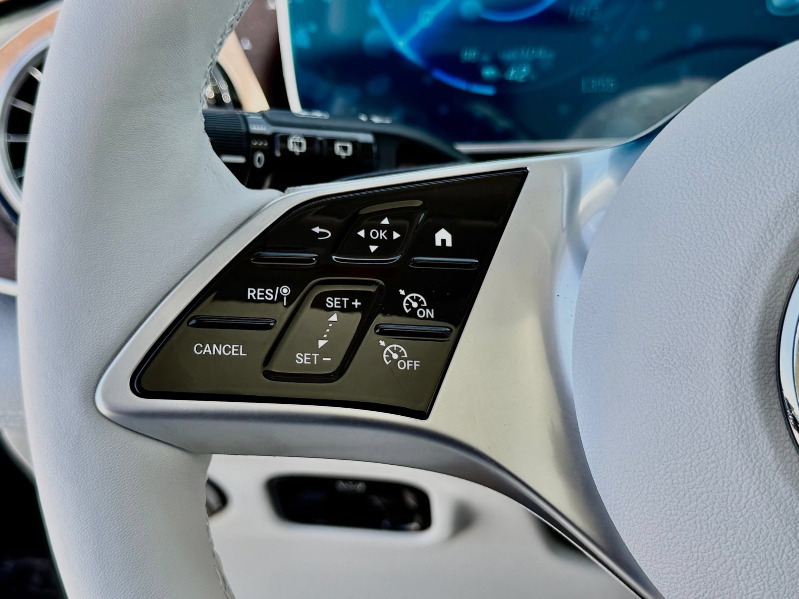 New 2026 Mercedes-Benz EQE 320 4MATIC SUV image 23