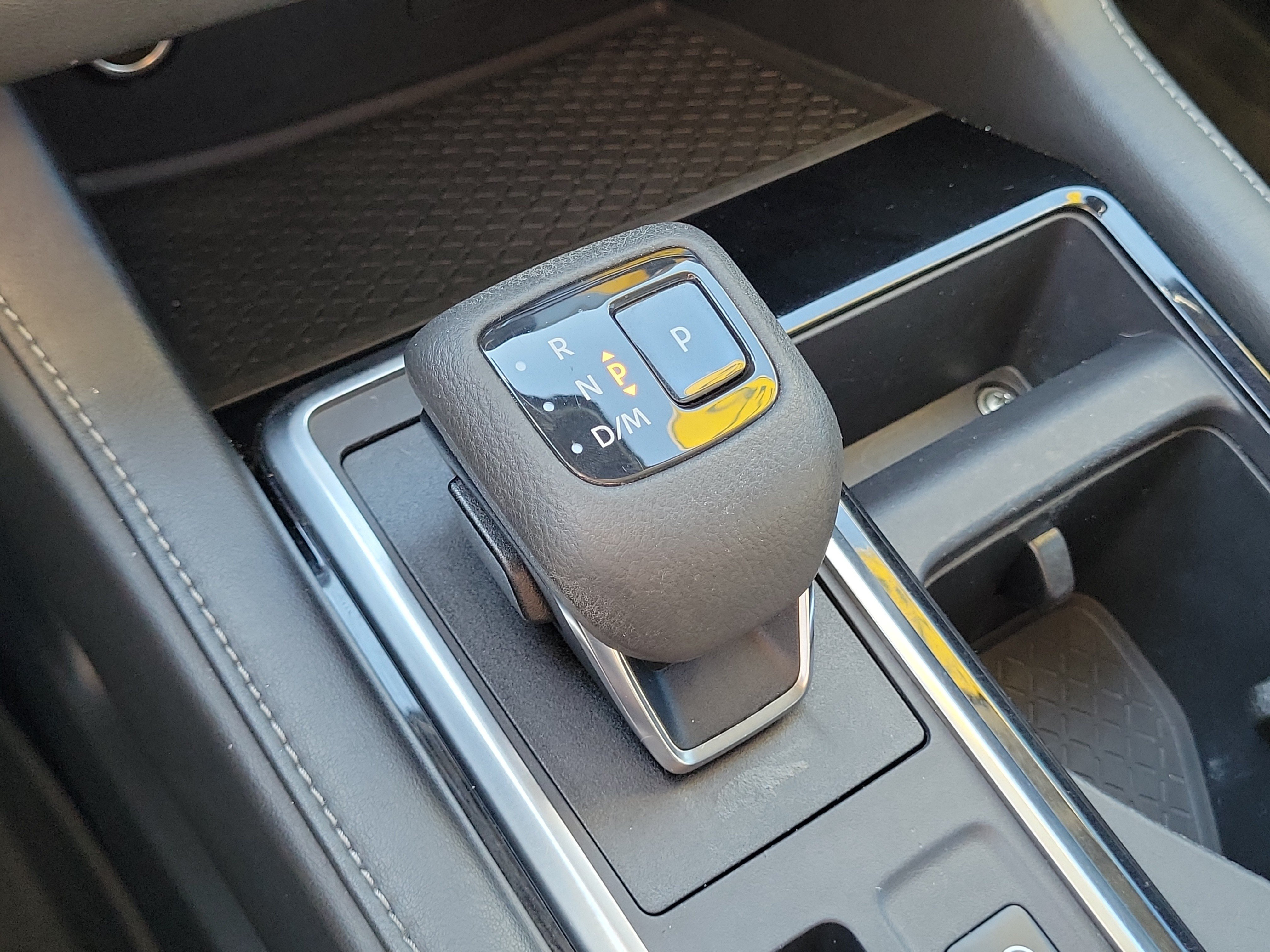 Used 2022 Nissan Pathfinder SV w/ SV Premium Package FWD image 38