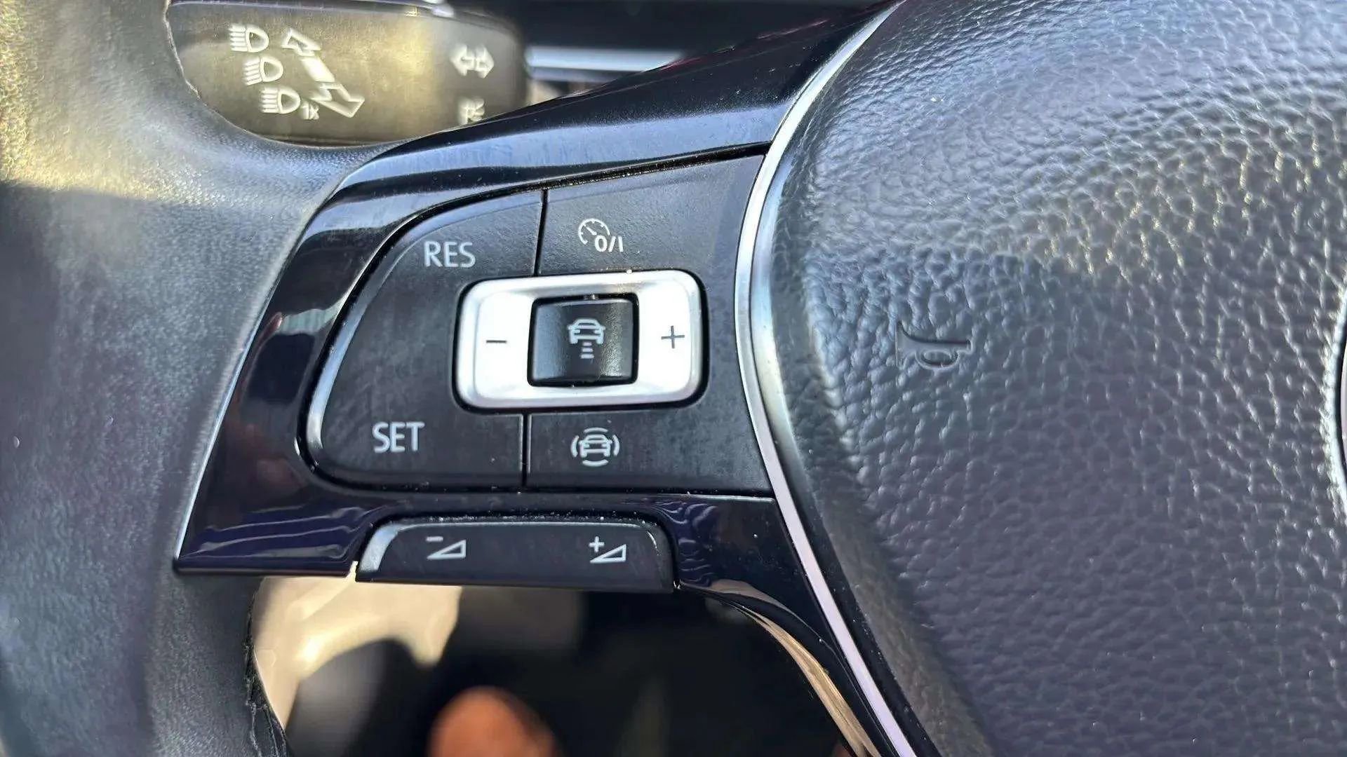 Used 2020 Volkswagen Jetta SEL Premium image 36