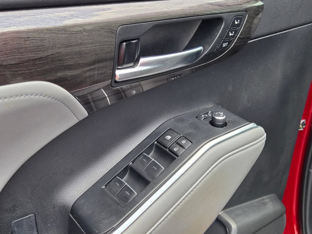 Used 2023 Toyota Highlander Limited FWD image 21