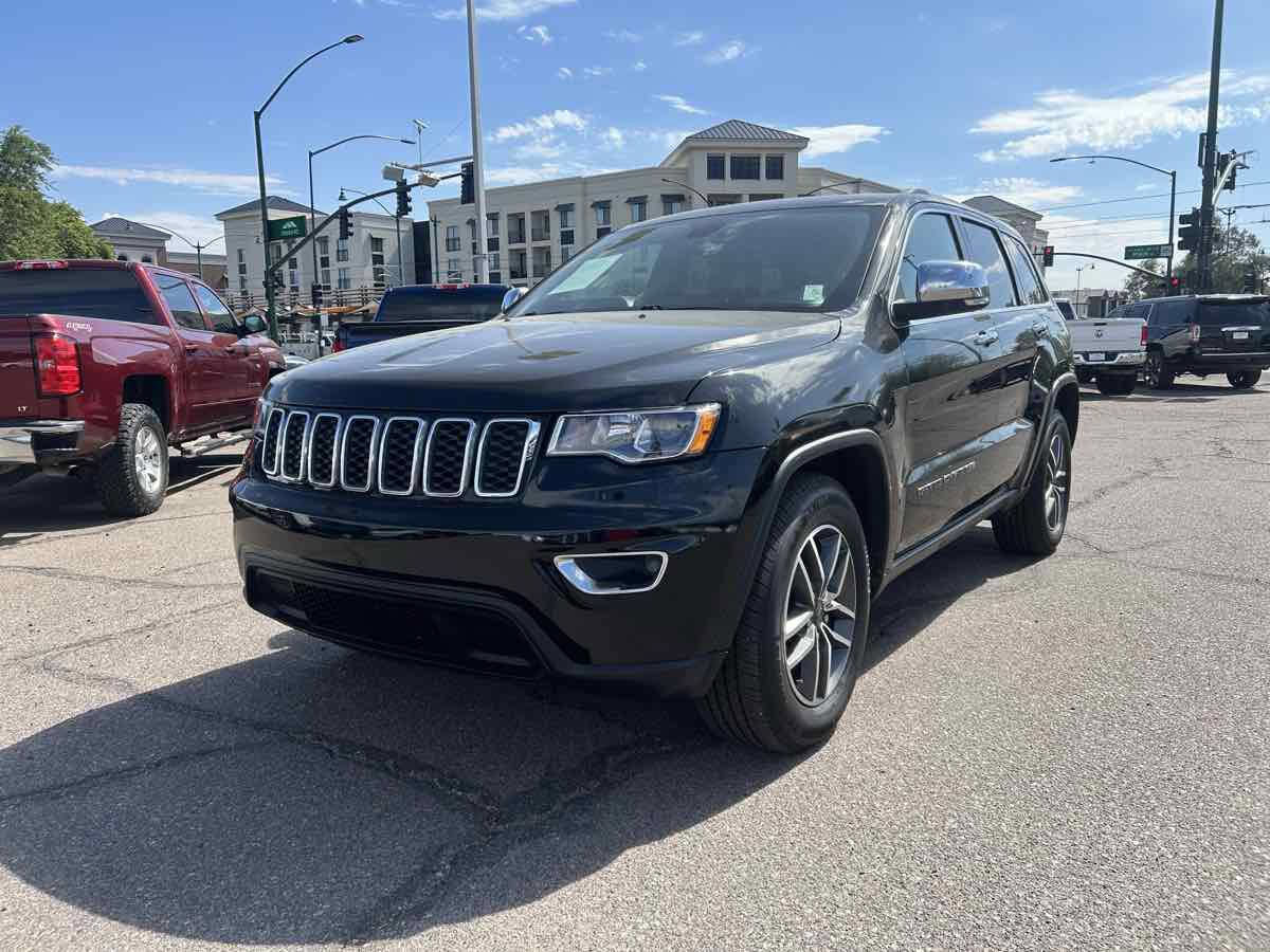 Used 2020 Jeep Grand Cherokee Limited w/ Luxury Group II image 2