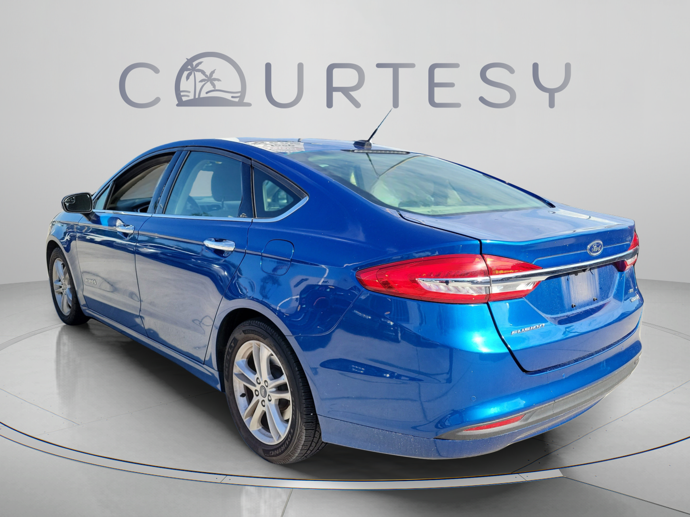 Used 2018 Ford Fusion SE FWD image 2