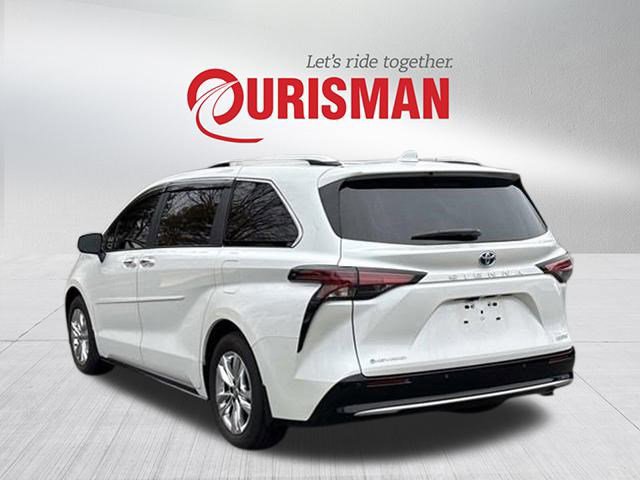 Used 2025 Toyota Sienna Limited image 4
