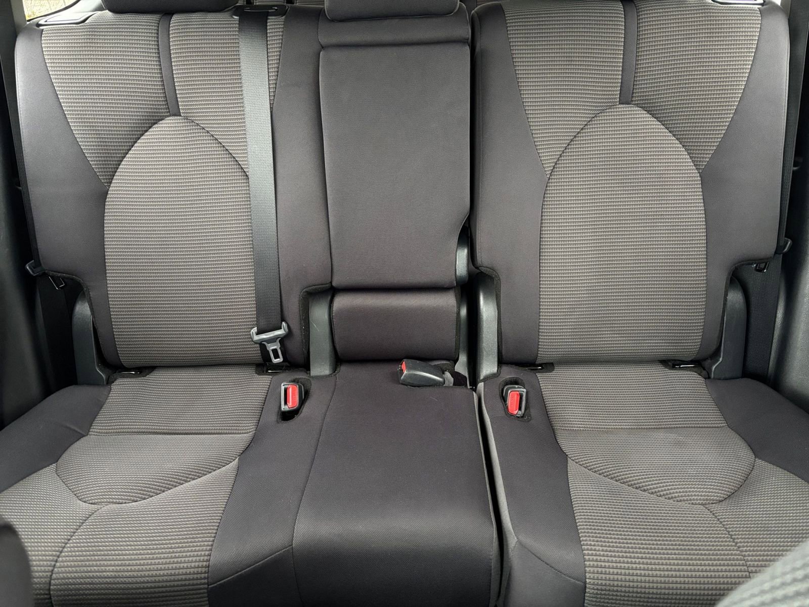 Used 2025 Toyota Highlander LE FWD image 41