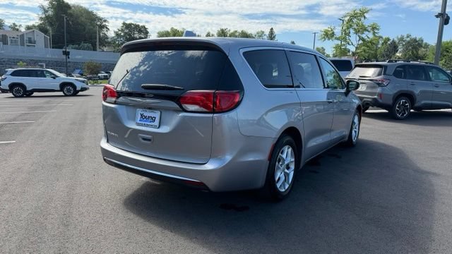 Used 2017 Chrysler Pacifica Touring Plus w/ Tire & Wheel Group FWD image 4
