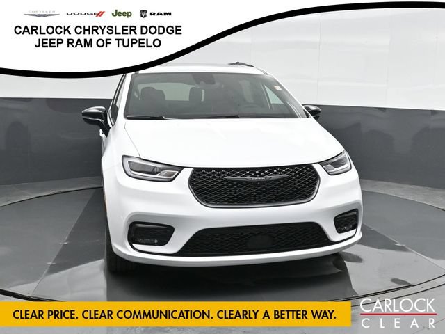 New 2026 Chrysler Pacifica Limited w/ Uconnect Theater Family Group FWD image 7