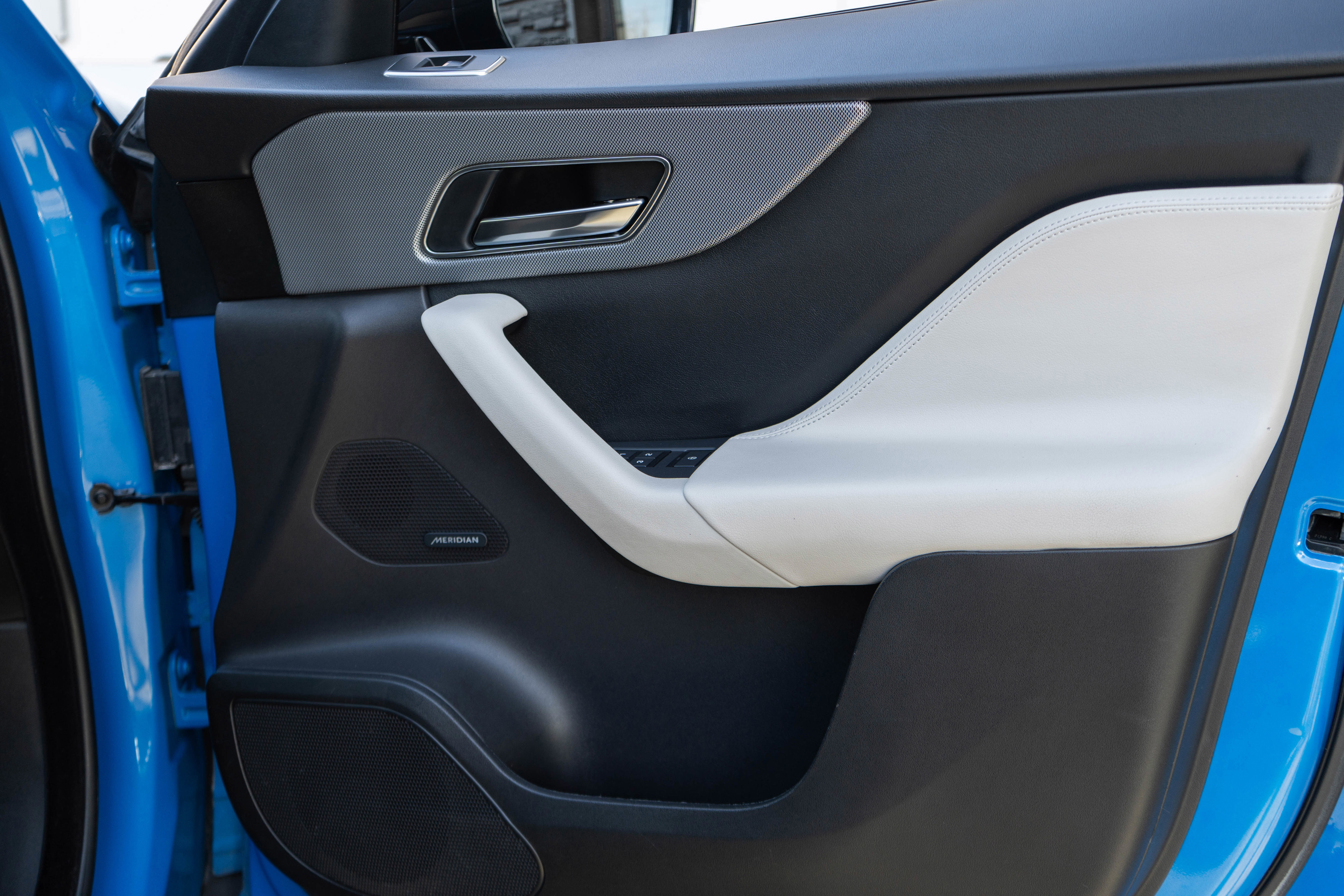 Used 2020 Jaguar F-PACE SVR image 24