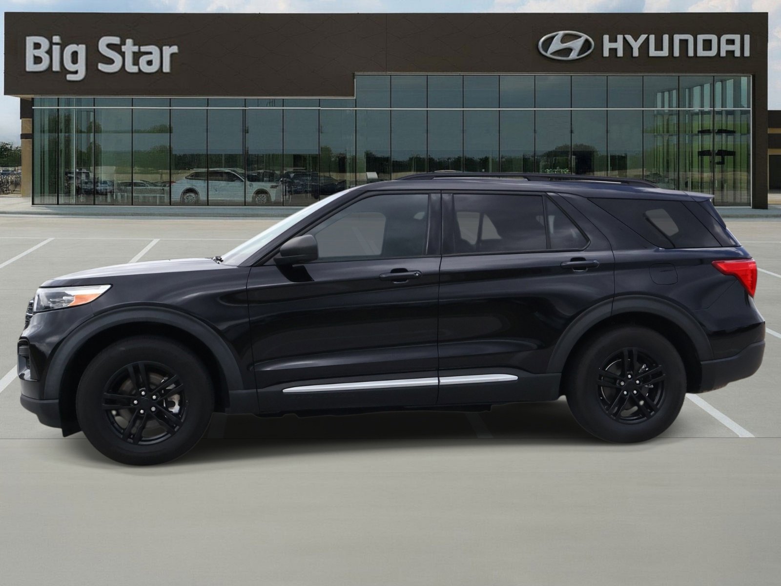 Used 2021 Ford Explorer XLT image 2