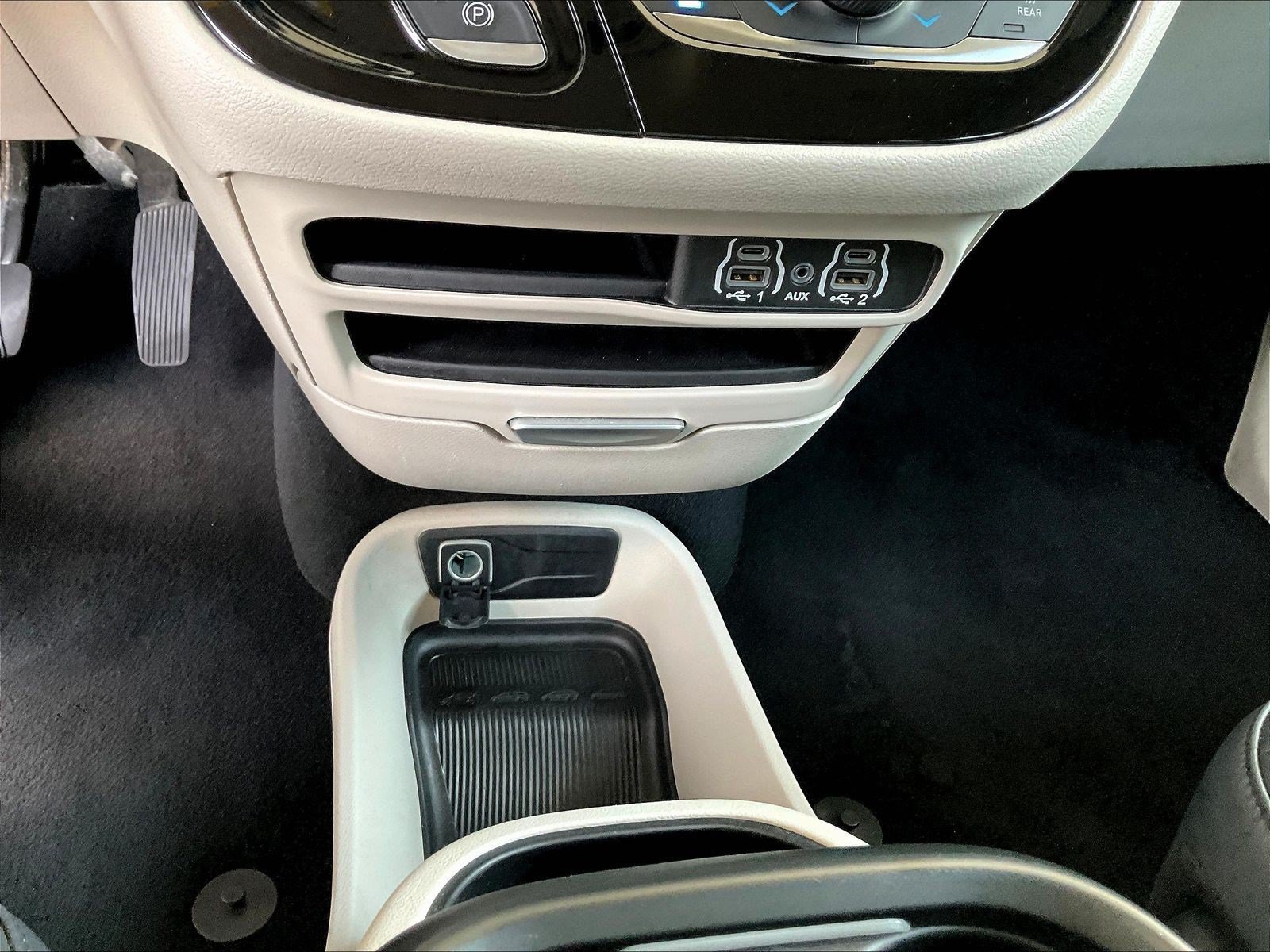 Used 2024 Chrysler Pacifica Touring-L FWD image 15
