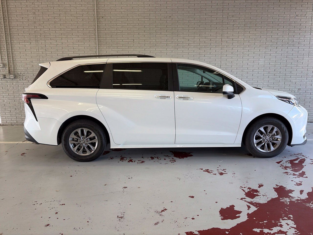 Used 2025 Toyota Sienna XLE FWD image 2