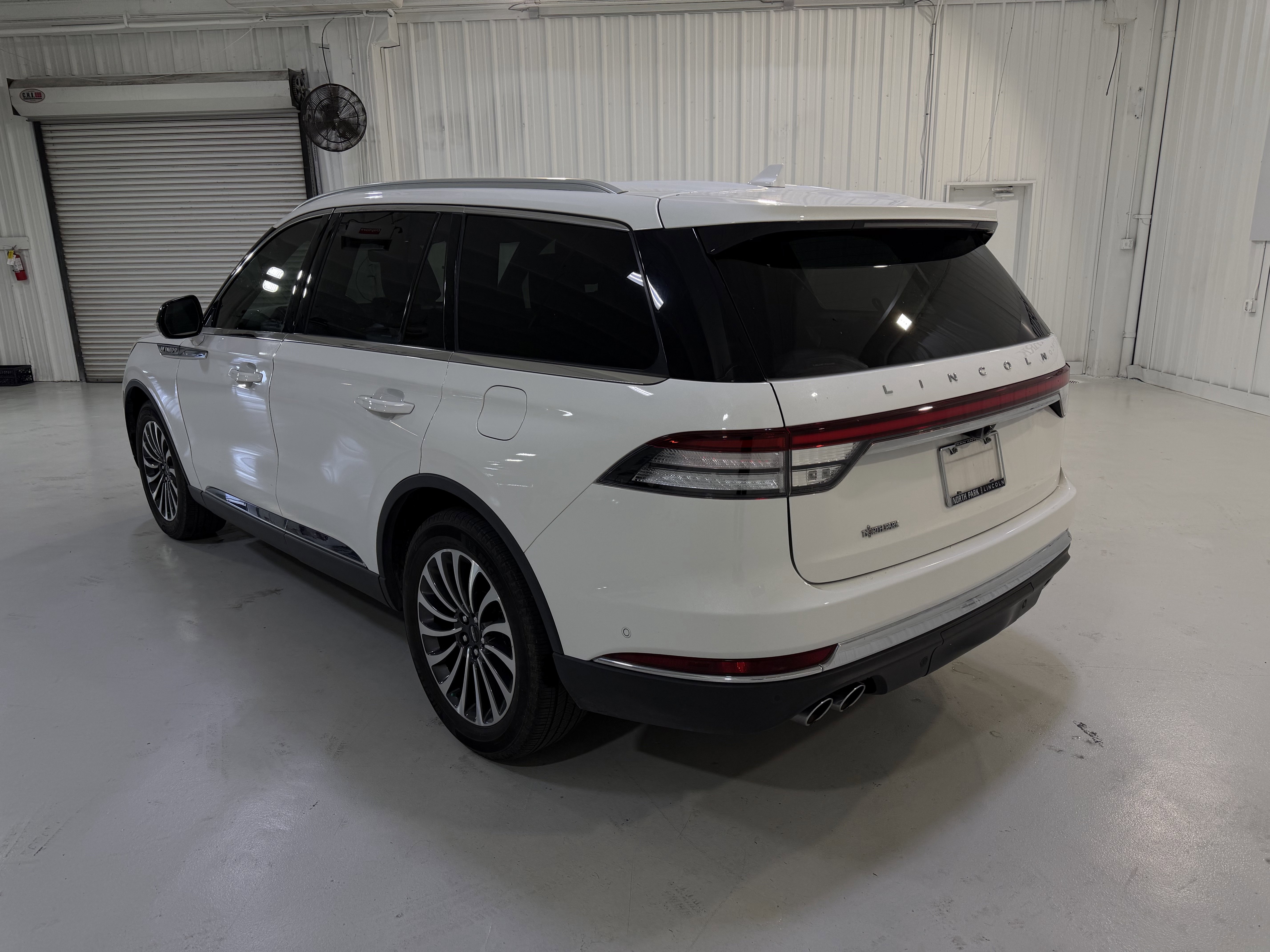 Used 2023 Lincoln Aviator Reserve w/ Equipment Group 201A RWD image 3