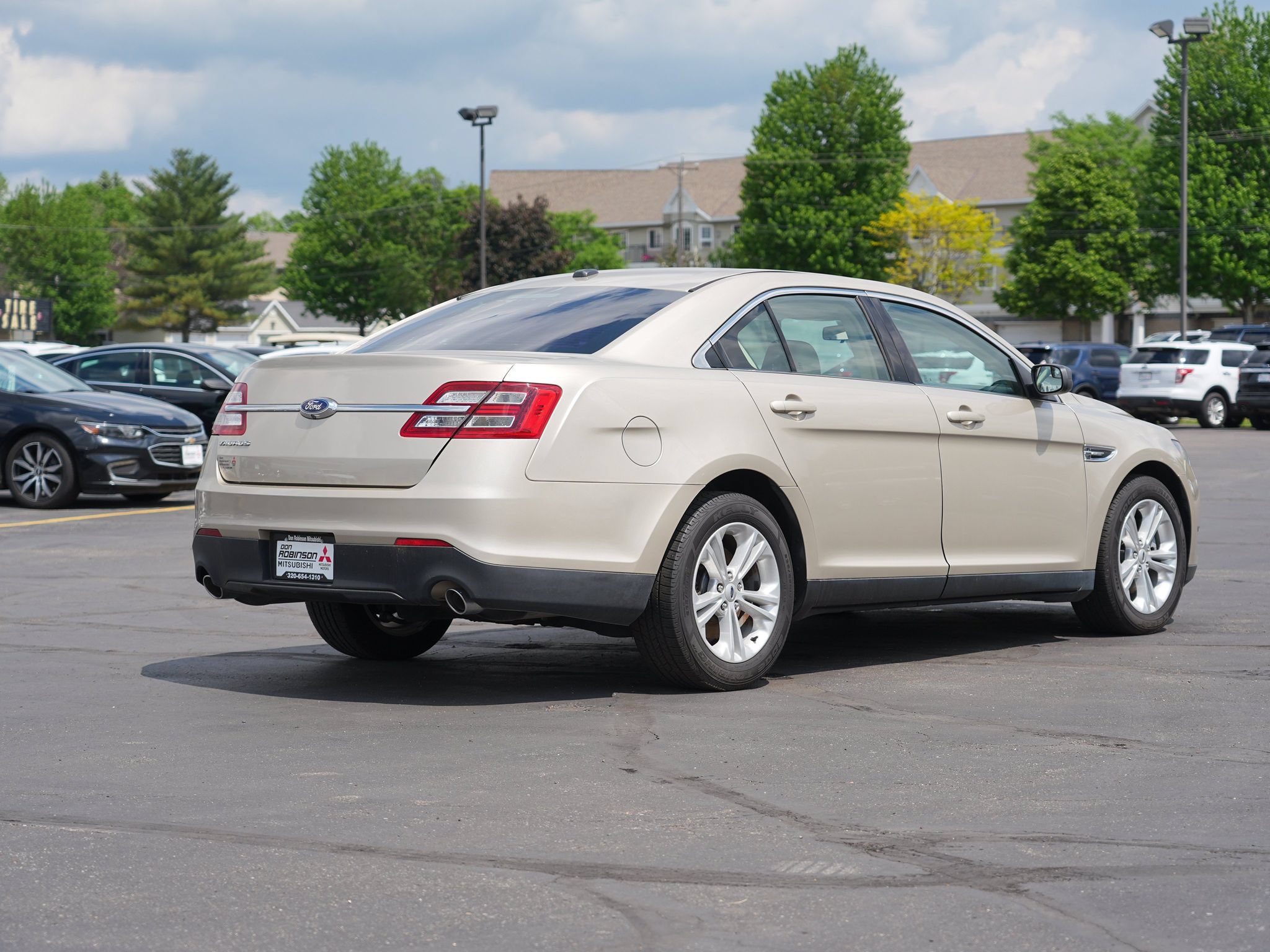 Used 2018 Ford Taurus SE FWD image 3
