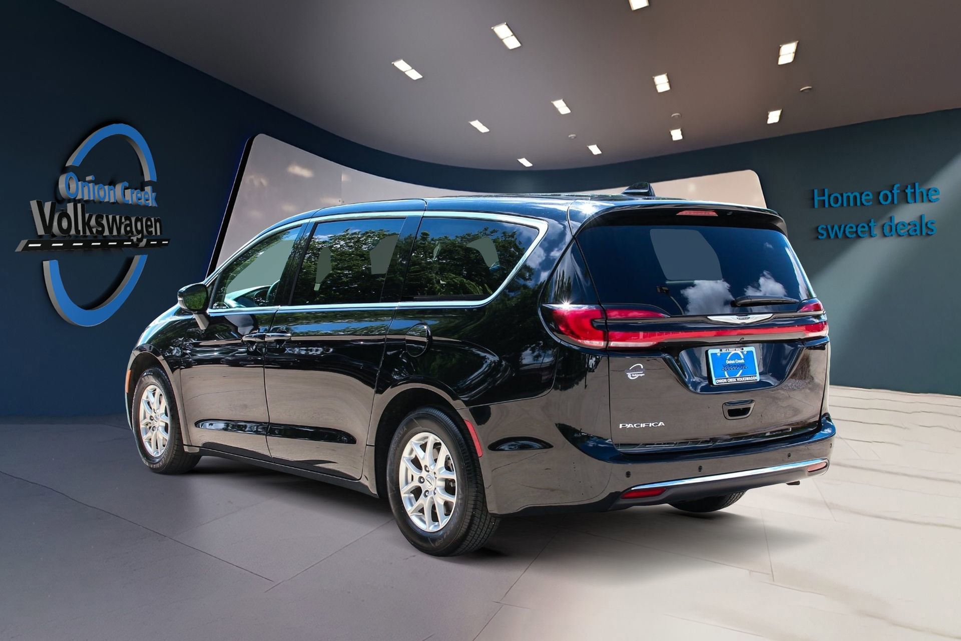 Used 2024 Chrysler Pacifica Touring-L image 6