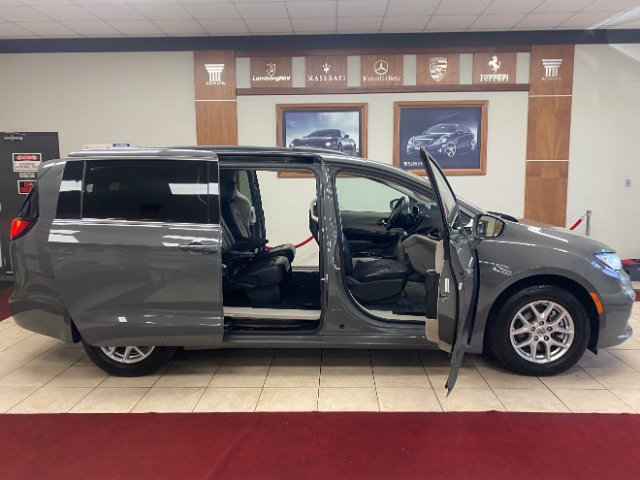 Used 2022 Chrysler Pacifica Touring-L image 9