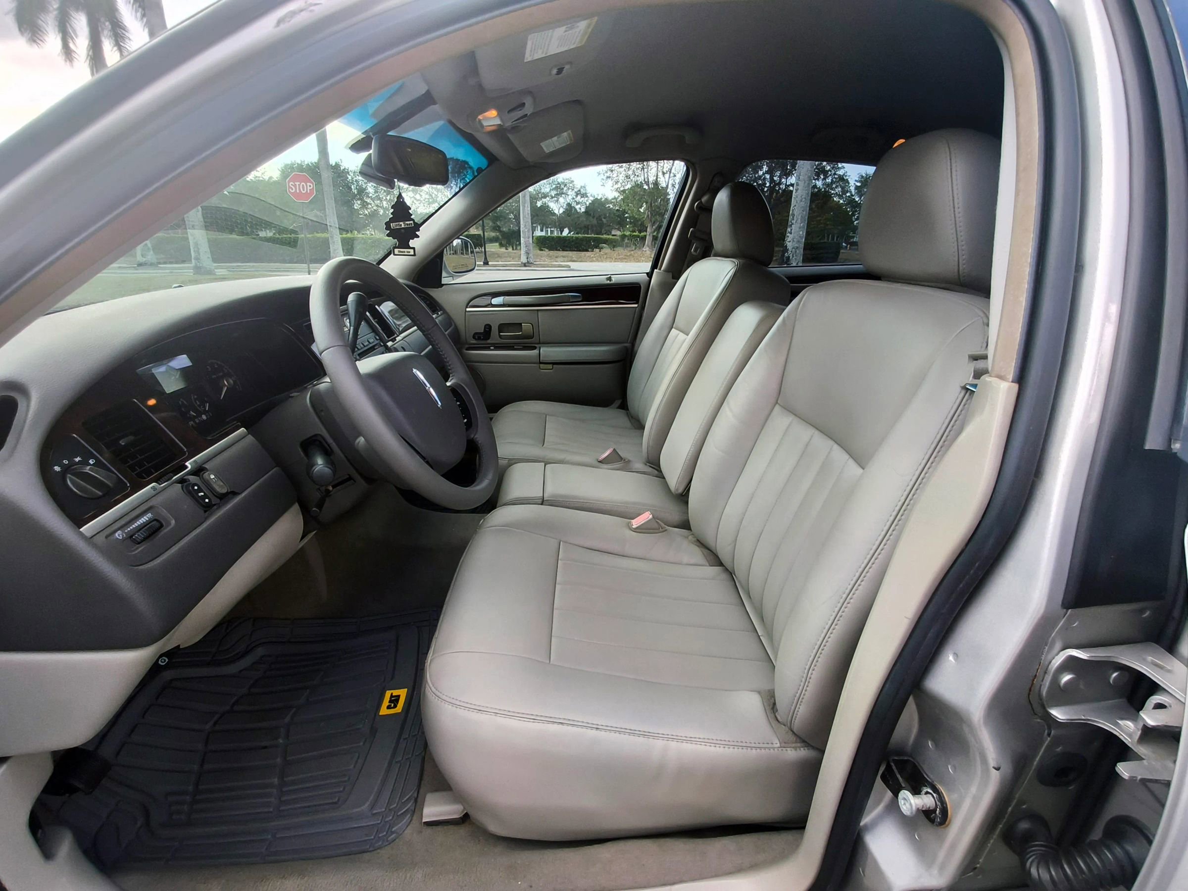 Used 2006 Lincoln Town Car Signature image 5