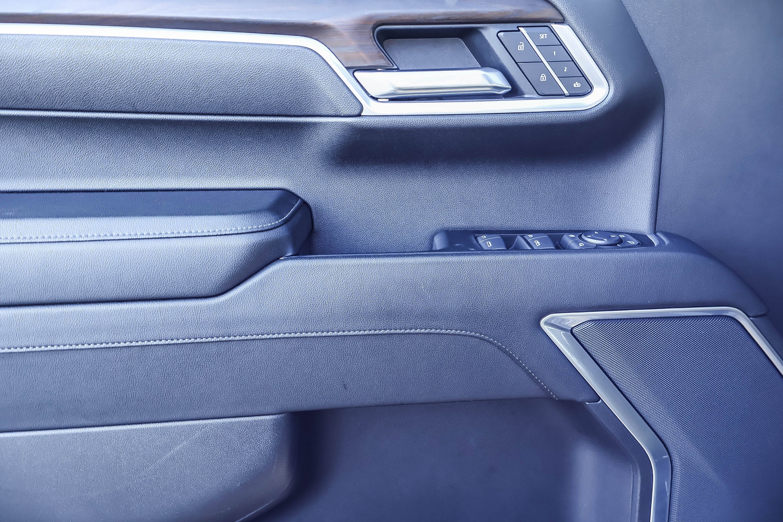 Certified 2025 GMC Sierra 1500 SLT image 12