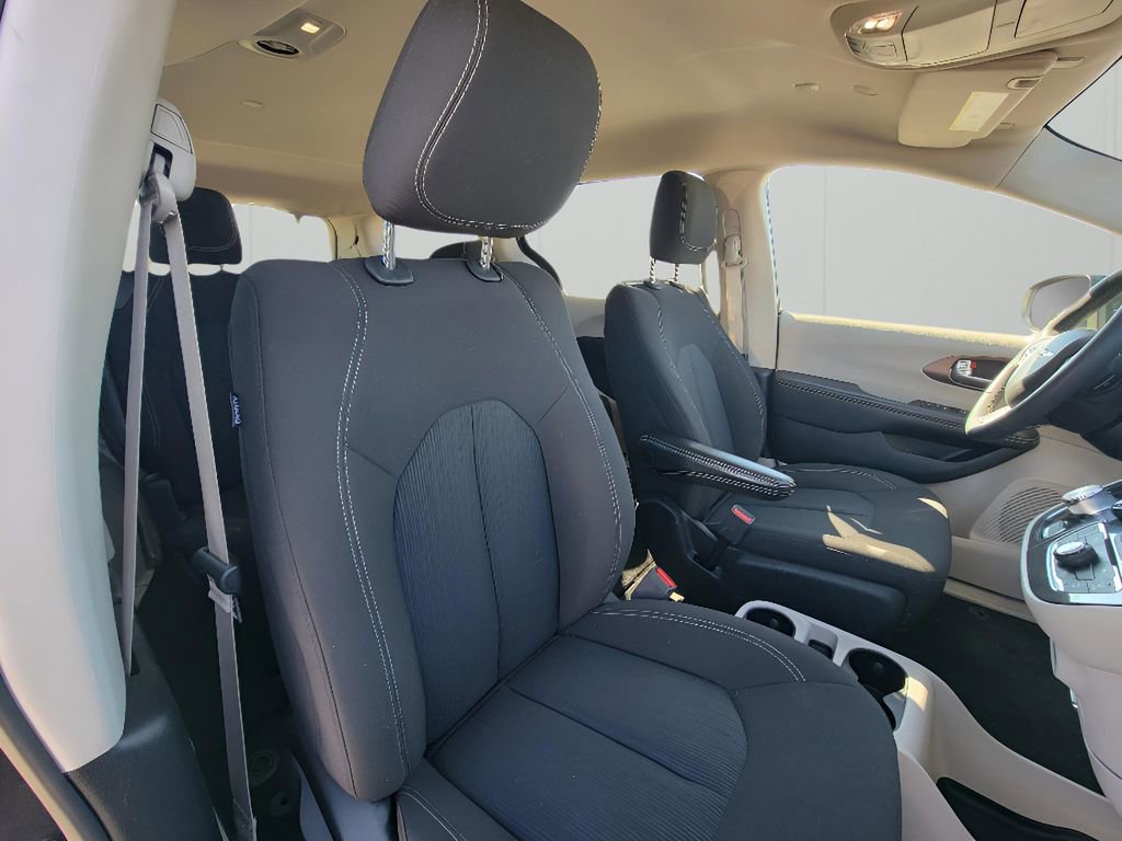 Used 2023 Chrysler Voyager LX image 34