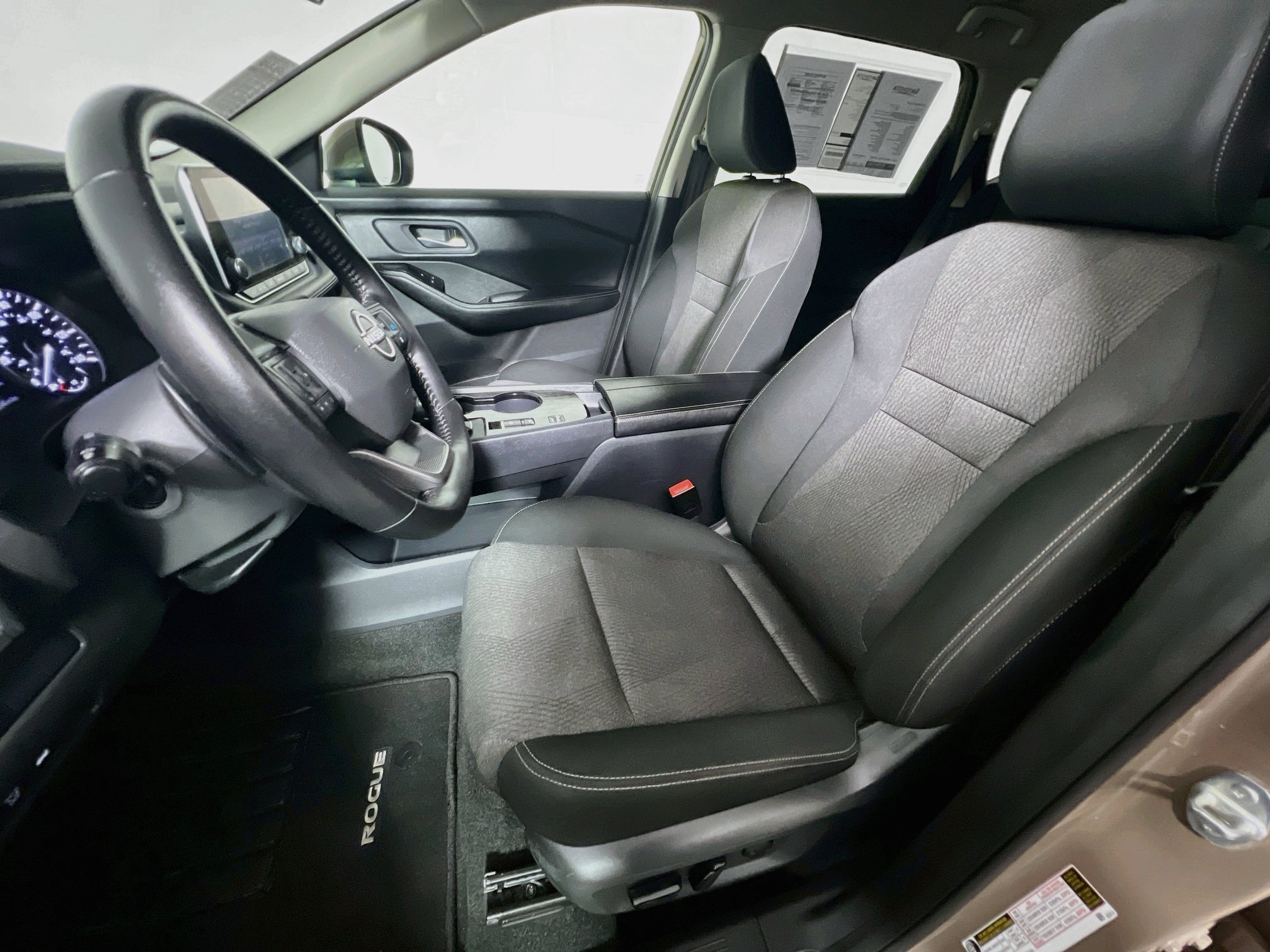 Used 2025 Nissan Rogue SV FWD image 14