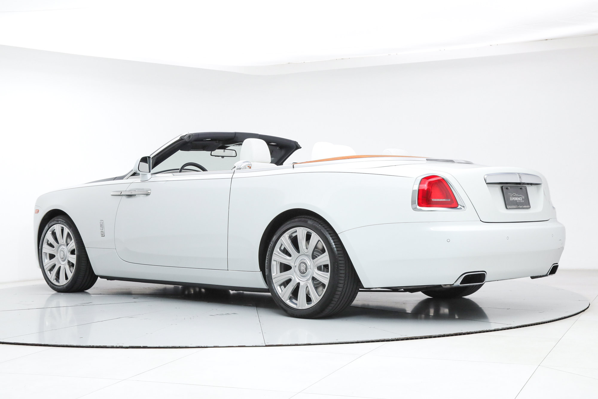 Used 2017 Rolls-Royce Dawn RWD image 3