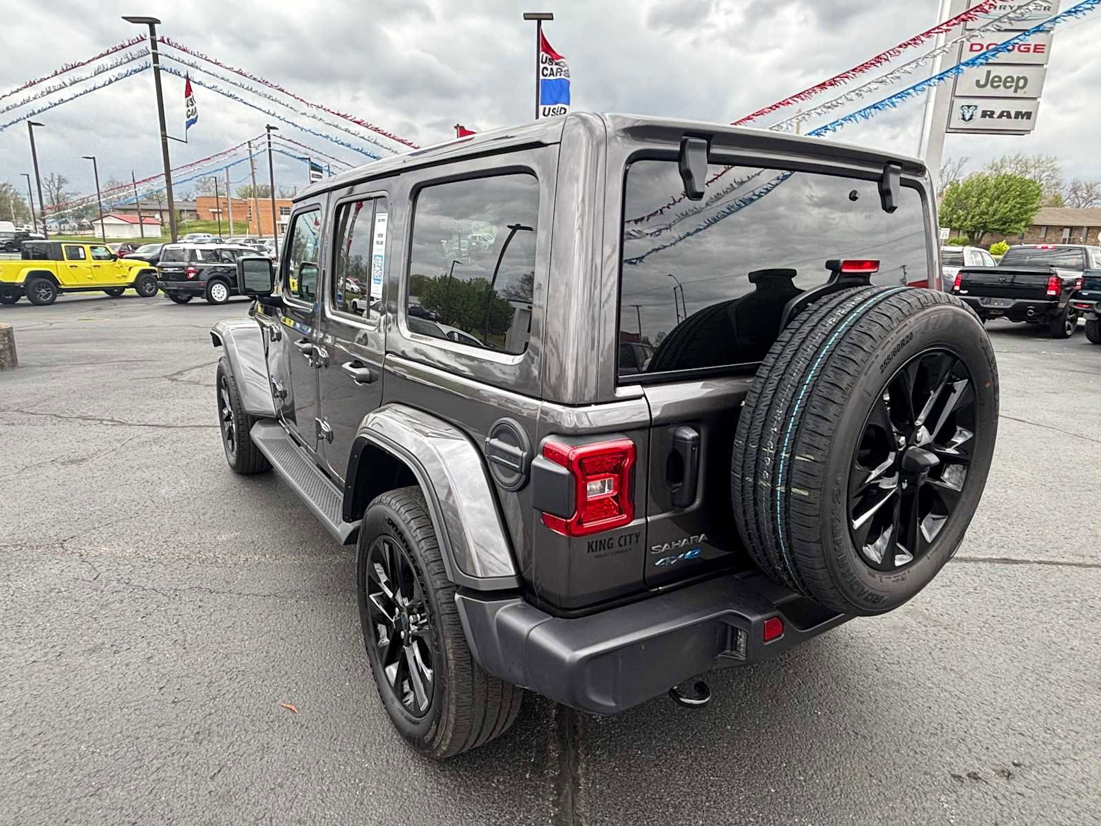 Used 2025 Jeep Wrangler Sahara image 6