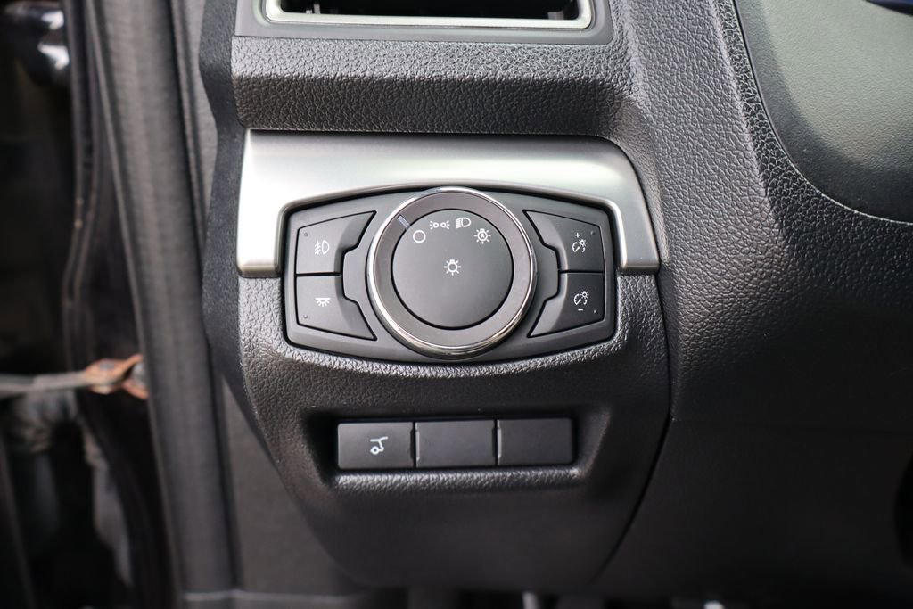 Used 2019 Ford Explorer XLT w/ Equipment Group 202A AWD/4WD image 13