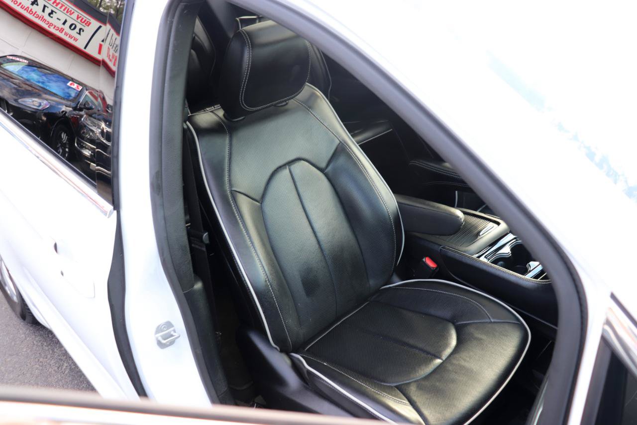Used 2026 Chrysler Pacifica Limited FWD image 16