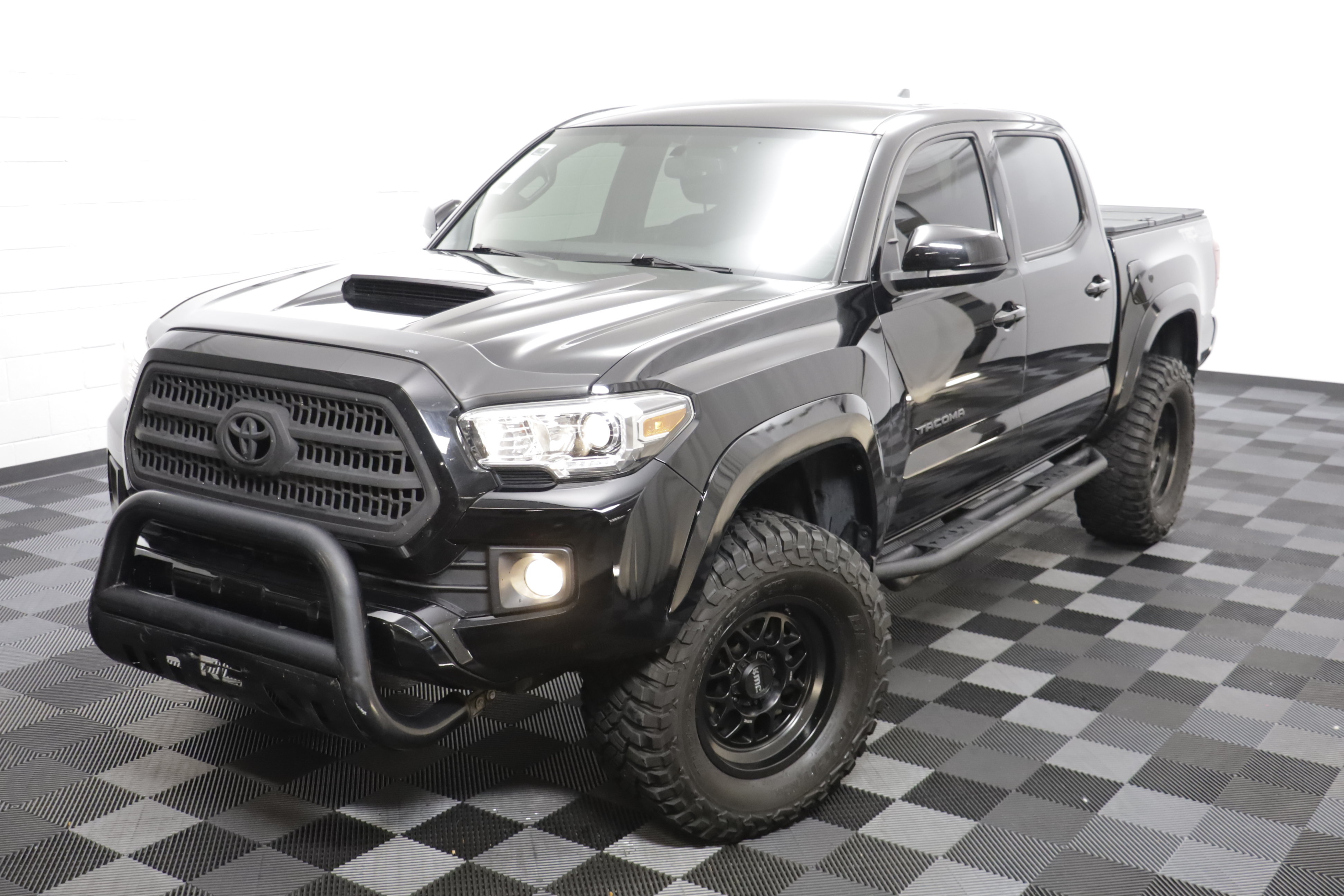Used 2017 Toyota Tacoma TRD Sport w/ Tow Package (A/T) AWD/4WD image 2