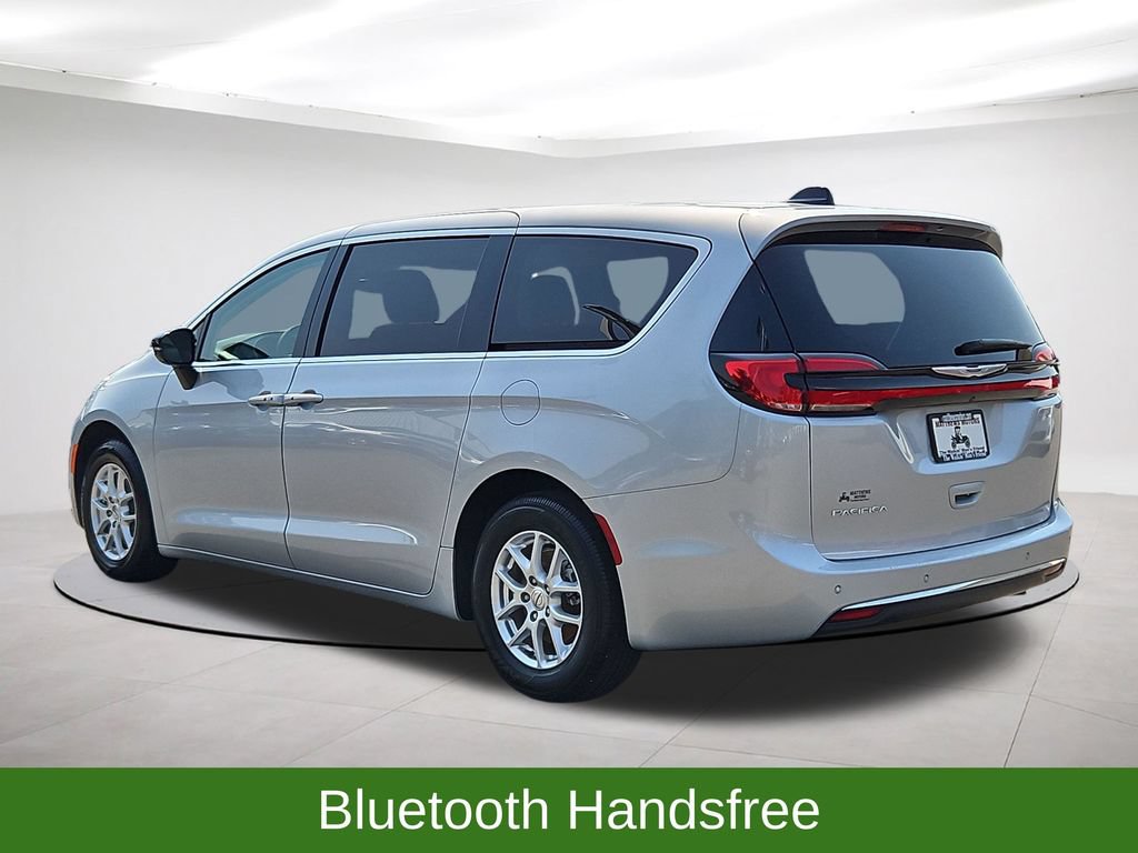 Used 2024 Chrysler Pacifica Touring-L FWD image 5