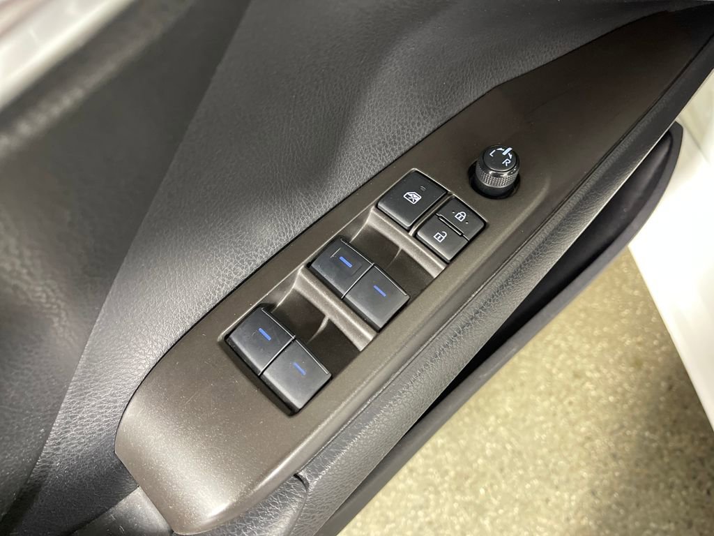 Used 2023 Toyota Camry SE image 19