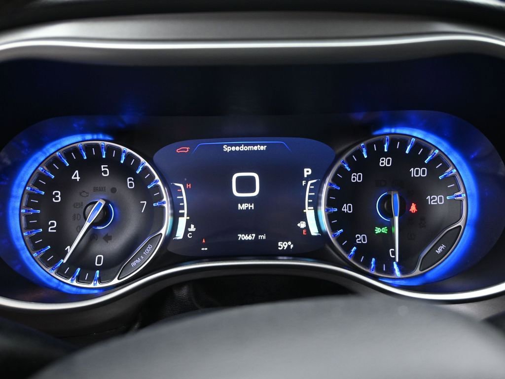 Used 2023 Chrysler Pacifica Touring-L image 19
