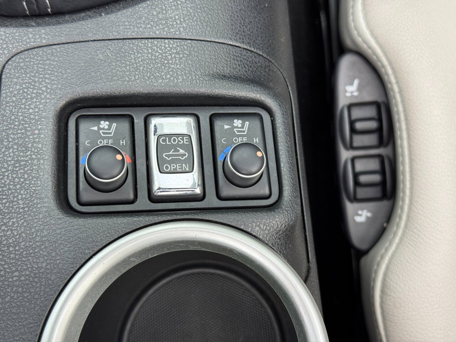 Used 2014 Nissan 370Z Touring w/ Sport Package image 29