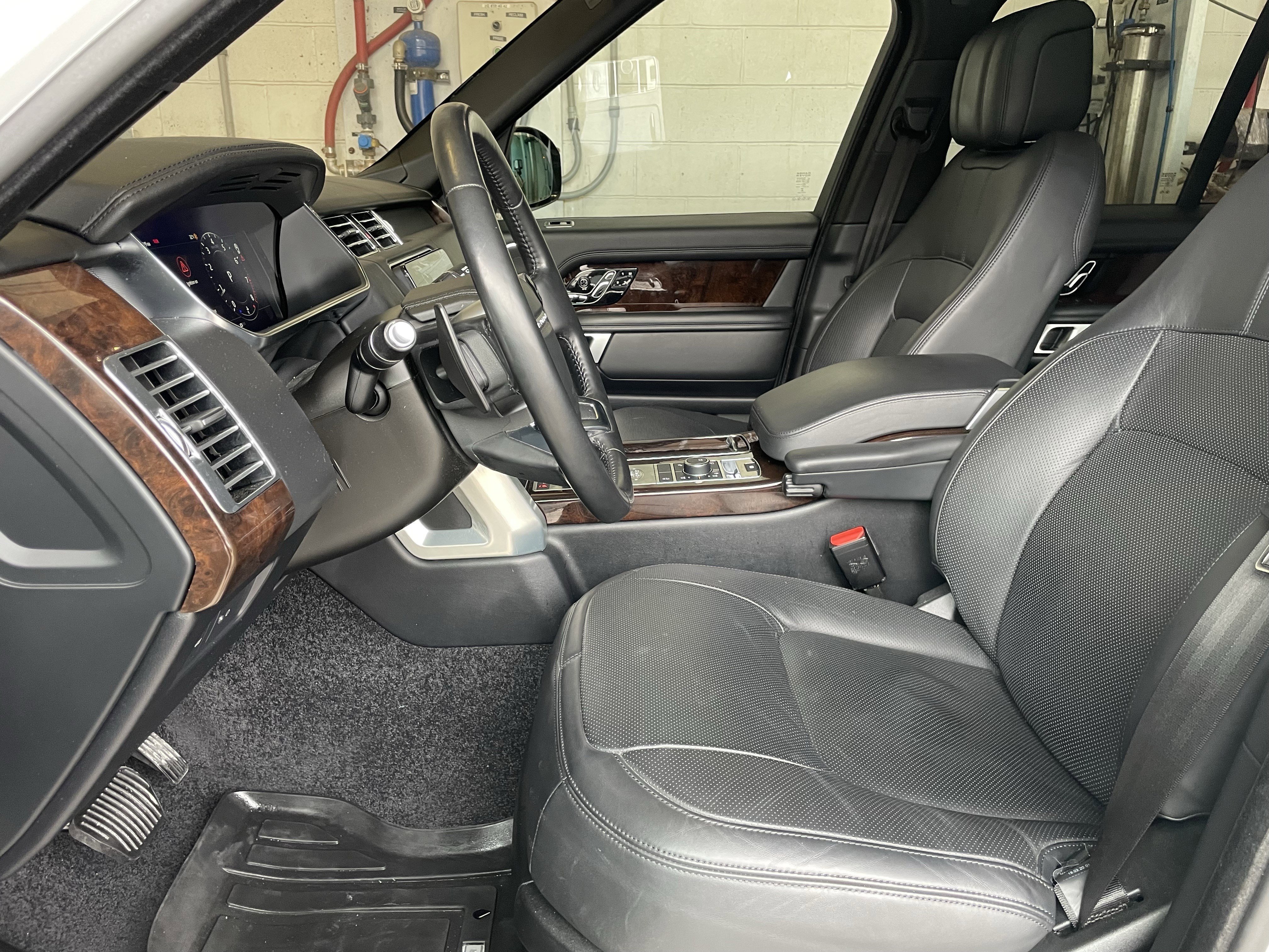 Used 2020 Land Rover Range Rover HSE image 14