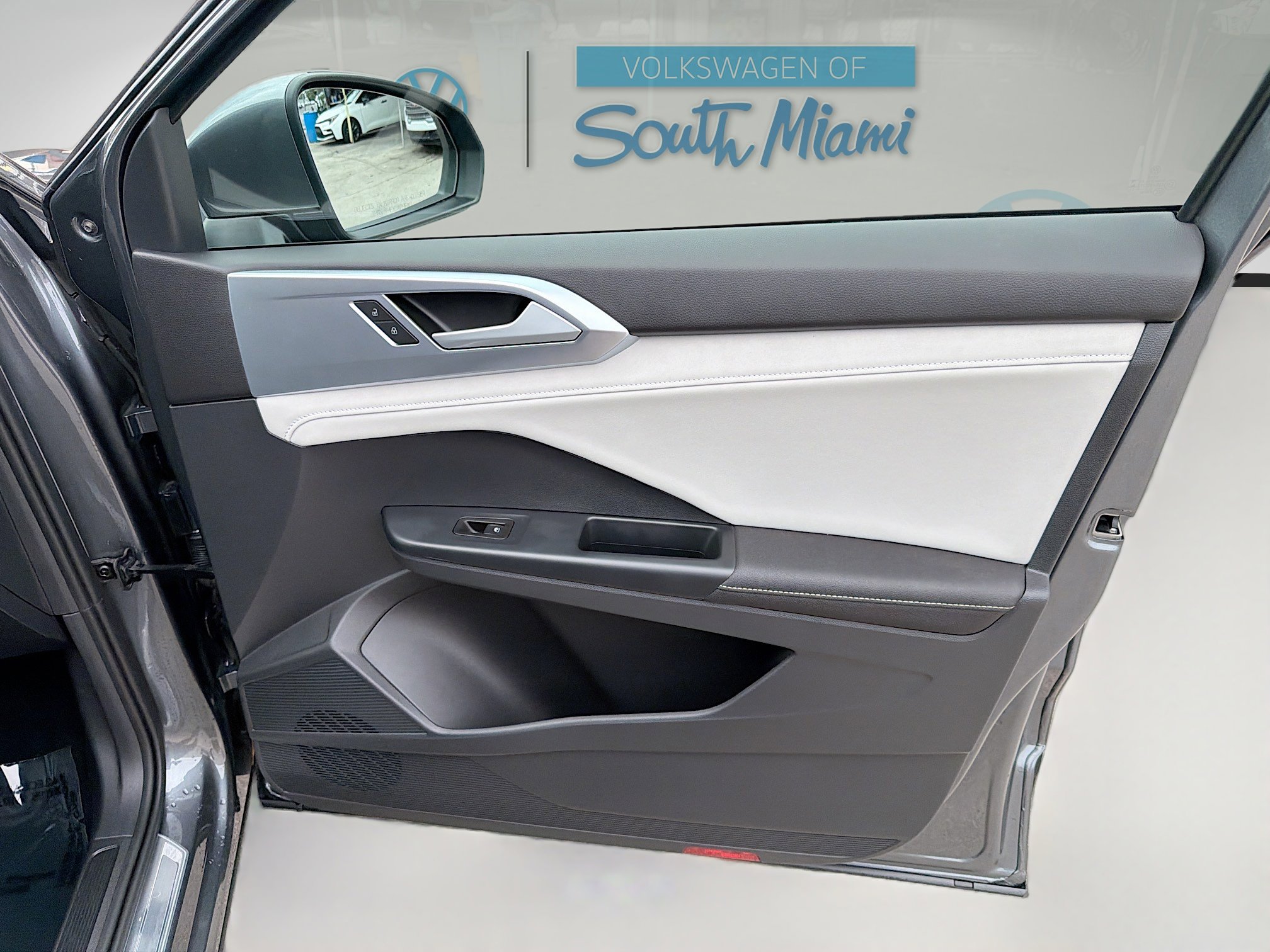 Certified 2025 Volkswagen Taos SE image 33