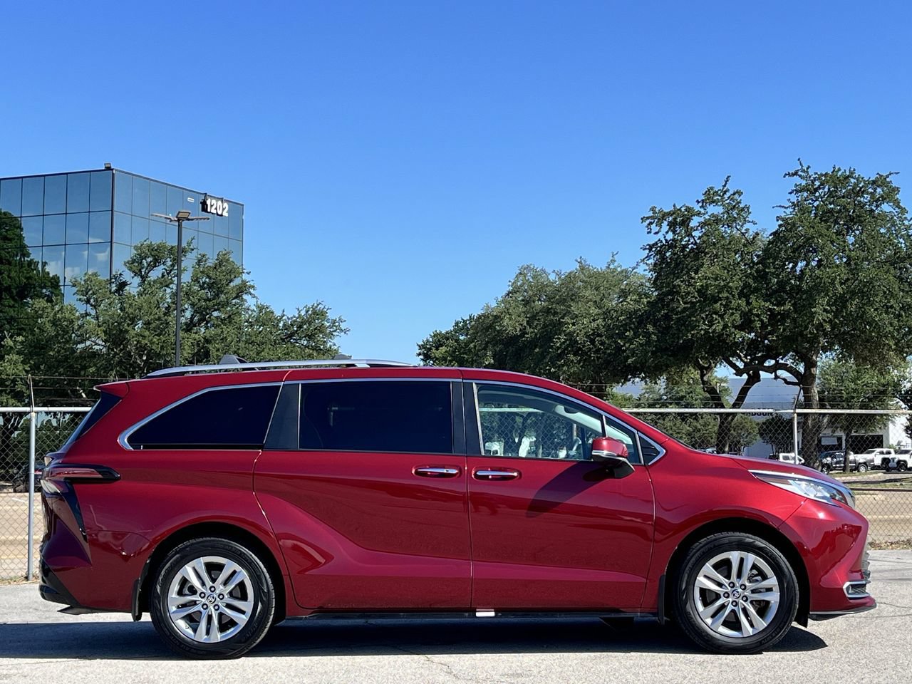 Used 2024 Toyota Sienna Limited FWD image 3