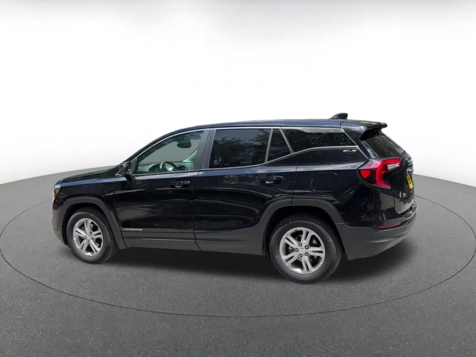 Used 2024 GMC Terrain SLE FWD image 12