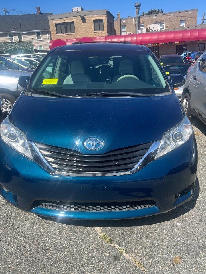 Used 2011 Toyota Sienna LE image 3
