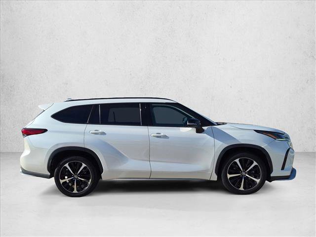 Used 2021 Toyota Highlander XSE FWD video 4