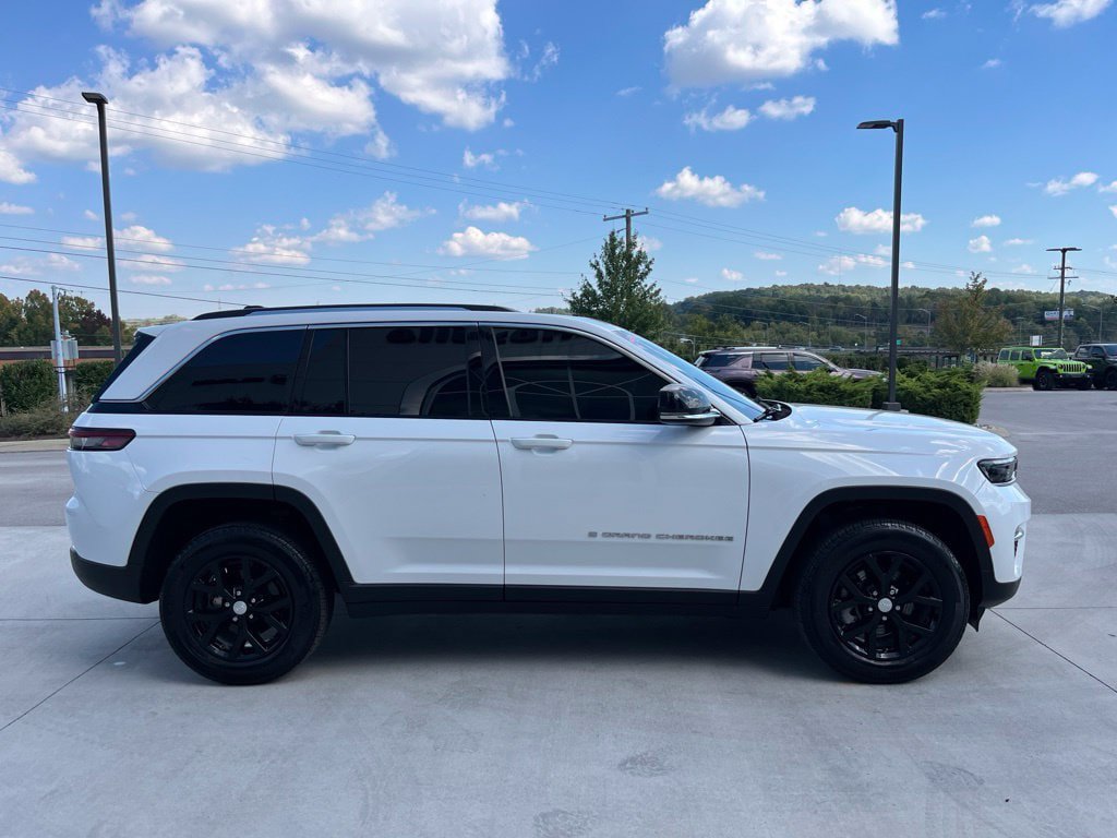 Used 2023 Jeep Grand Cherokee Limited AWD/4WD image 23