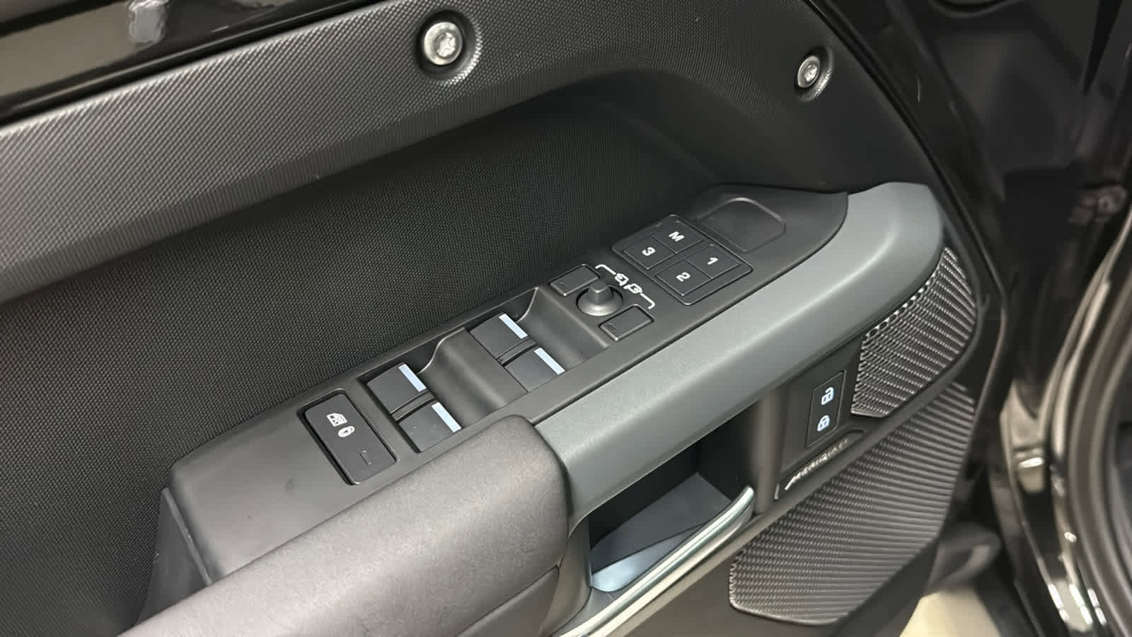 Used 2024 Land Rover Defender 110 X-Dynamic SE AWD/4WD image 13