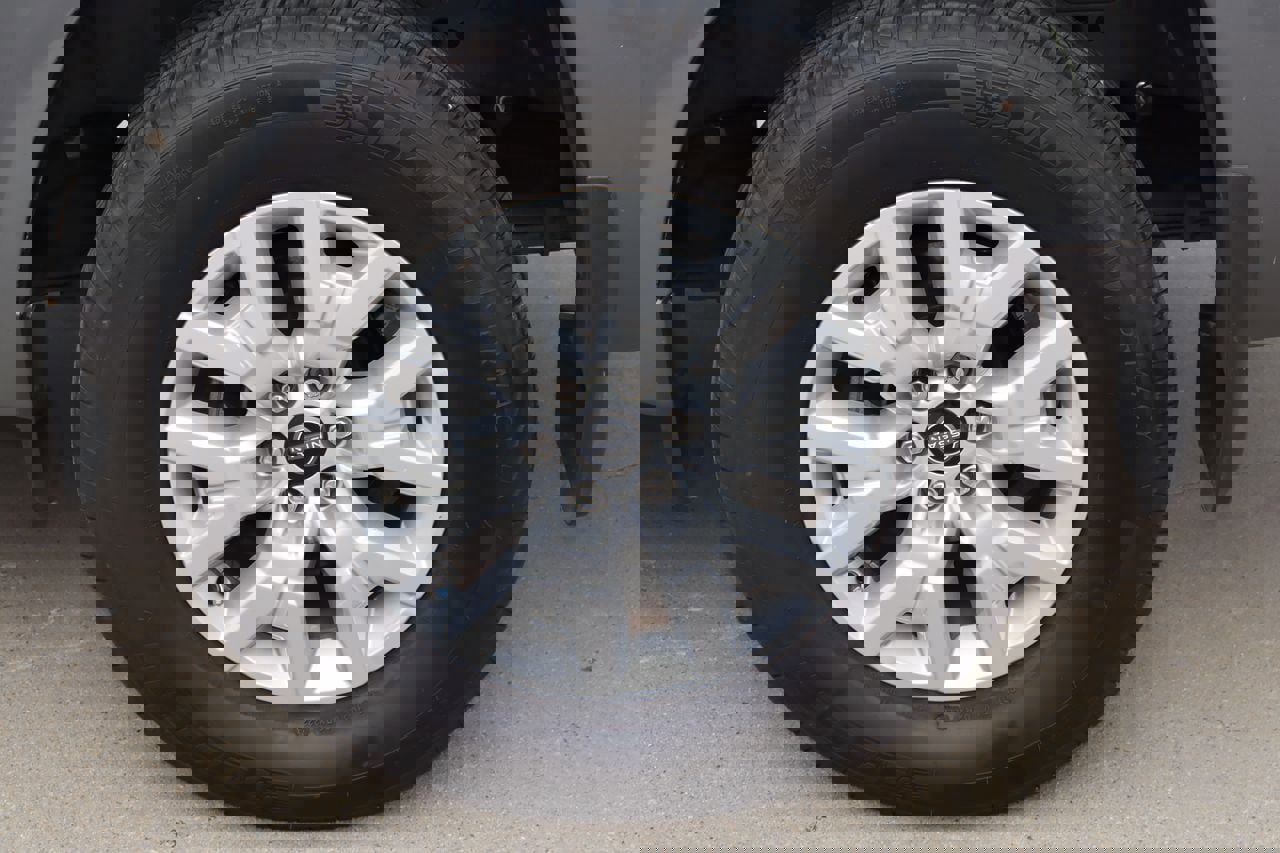 Used 2023 Nissan Frontier SV w/ SV Premium Package RWD image 30