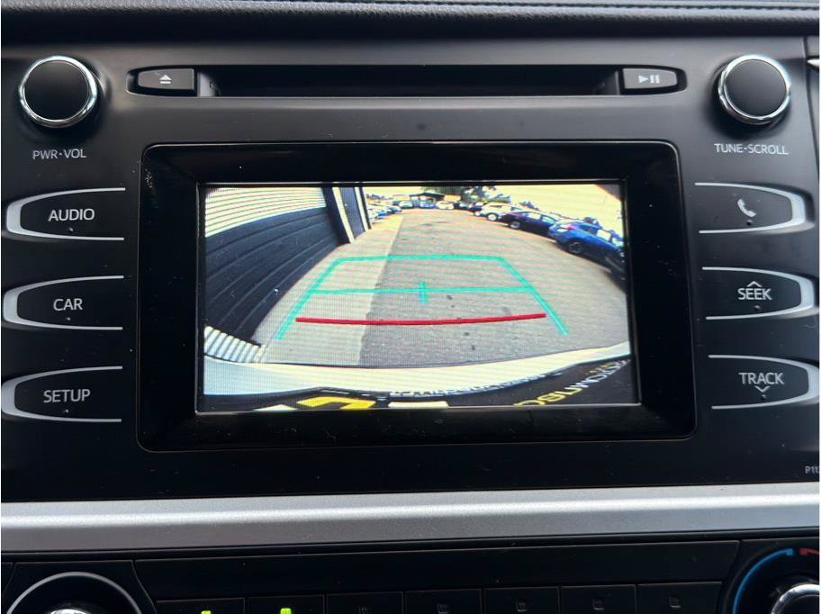 Used 2018 Toyota Highlander LE w/ Carpet Mat Package (TMS) AWD/4WD image 17