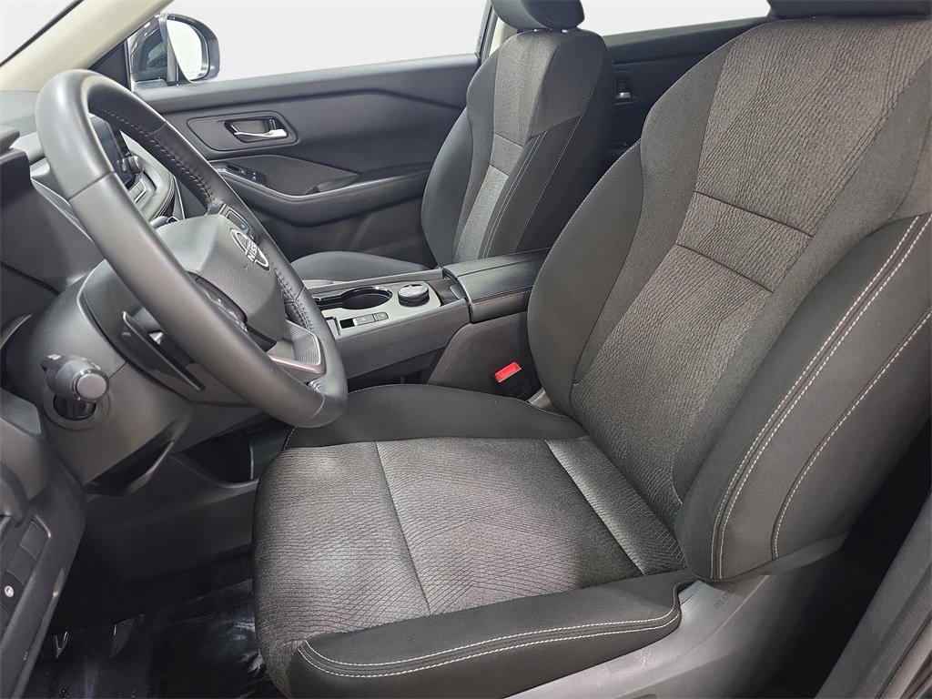 Used 2025 Nissan Rogue SV image 13