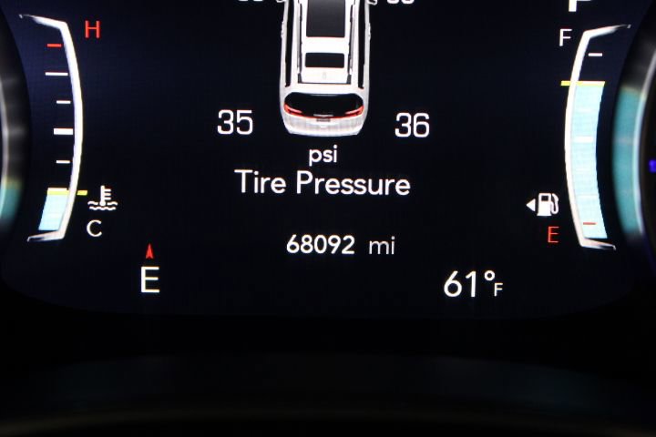 Used 2023 Chrysler Pacifica Touring-L image 5