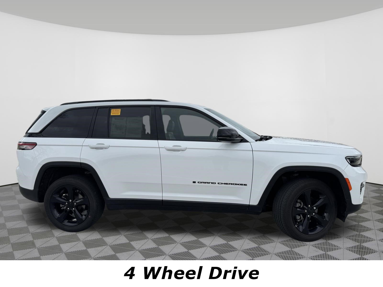 Used 2023 Jeep Grand Cherokee Altitude image 2