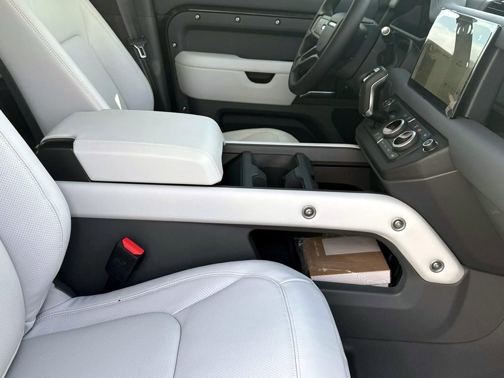 New 2025 Land Rover Defender 130 X-Dynamic SE image 8