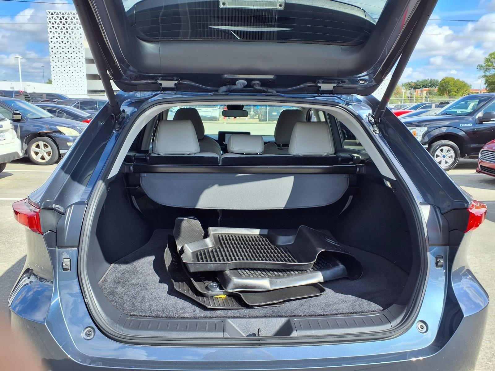 Used 2024 Toyota Venza LE AWD/4WD image 19